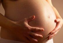 Il feto è morto, meglio abortire. Bimbo nasce sano: madre denuncia medici