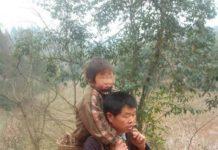 Cina, il padre fa 30 km al giorno per portare il figlio disabile a scuola