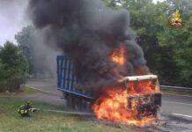 Camion in fiamme su autostrada A3