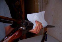 Pulisce fucile, ferito grave