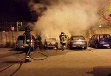 Crotone, auto ed autocarro in fiamme nella notte