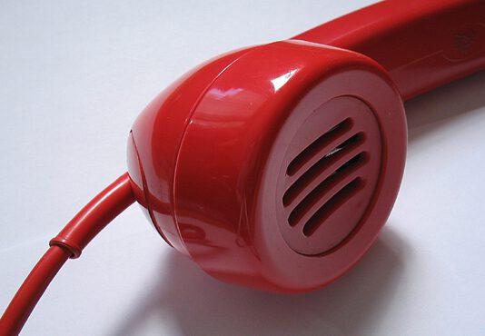 La madre sta male e il figlio chiama i soccorsi, gli rispondono di chiamare dopo Pasqua