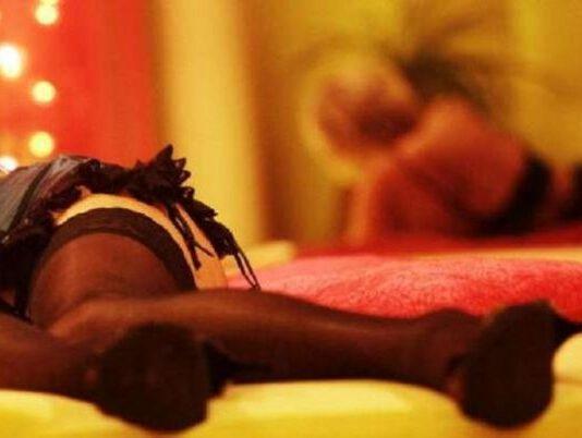 Ragazza disoccupata si prostituisce per pagare le cure del padre malato