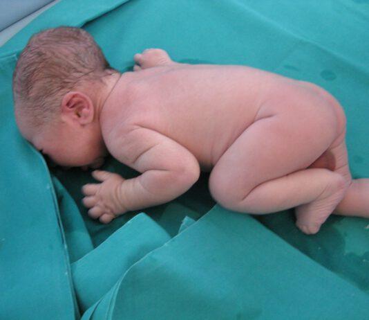 Palermo, neonato abbandonato sul balcone