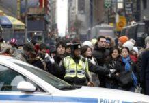 Guarda un video porno in mezzo alla strada, arrestato