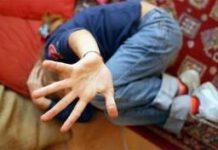 Bidella insulta e picchia disabile, arrestata.