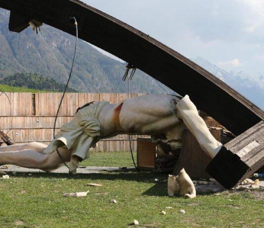 Crolla Croce dedicata a Papa Giovanni Paolo II uccidento un ventunenne