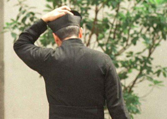 Prete usava soldi delle suore per pagare un giovane amante
