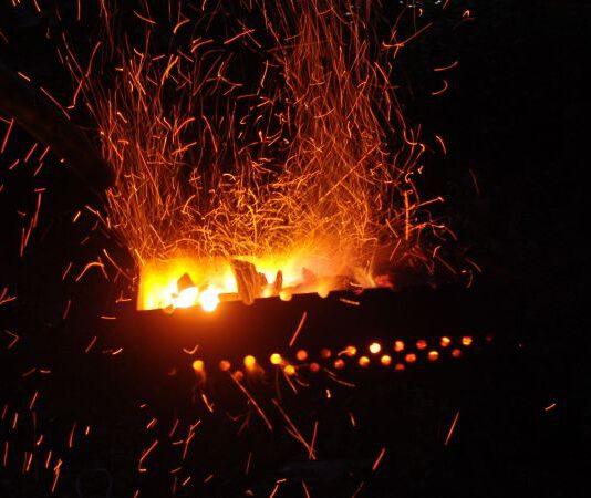 Barbecue rischia di finire in tragedia, donna incinta al nono mese ustionata dalle fiamme