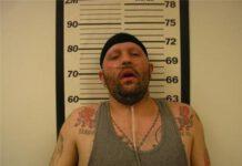 Tortura figliastre per anni con pinze e martelli, arrestato padre