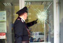 Prova a sfondare portone ufficio postale, si spoglia aggredisce i carabinieri e muore. Morte misteriosa nel cosentino