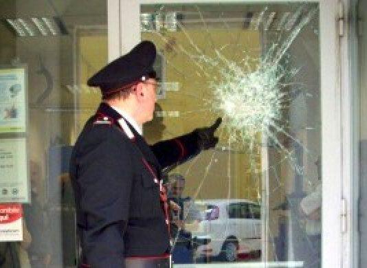 Prova a sfondare portone ufficio postale, si spoglia aggredisce i carabinieri e muore. Morte misteriosa nel cosentino
