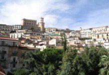 Dipendente scoperto a fare sesso con un cane in un municipio in Calabria