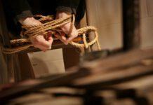 Violenta donna e la lascia legata ad una sedia, arrestato pregiudicato