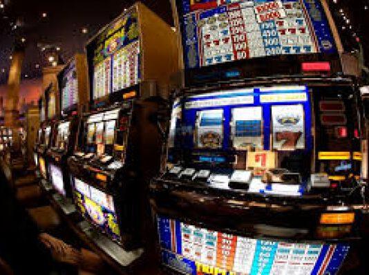 Scoperte slot machine manomesse, denunciati 13 responsabili