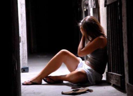 Madre costringe figlia disabile a prostituirsi con anziani