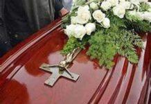 Scoperta a rubare durante veglie funebre, donna quasi linciata dai parenti del defunto nel cosentino