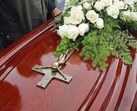 Scoperta a rubare durante veglie funebre, donna quasi linciata dai parenti del defunto nel cosentino