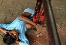 Nonna lega bambino disabile ad un marciapiede, non posso fare altro, foto