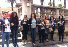 Donne si incatenano per protestare contro sentenza Califfo