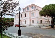 Disoccupato minaccia suicidio salendo sul tetto del Municipio di Siderno