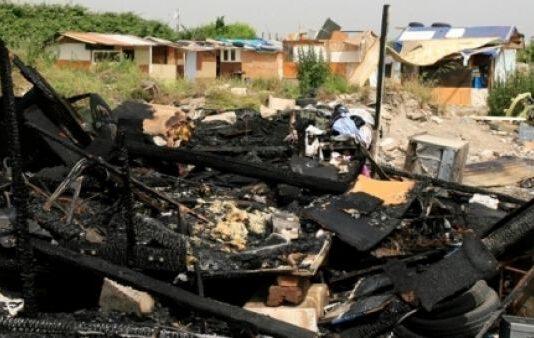 Incendio distrugge campo rom a Cosenza