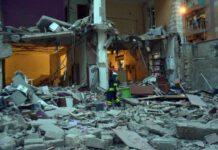 Esplosione in una palazzina a Foggia: due morti, estratto vivo un bambino