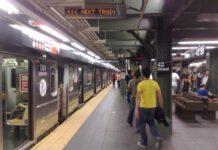 Ubriaca cade sui binari della metro le passano sopra 3 treni, salva