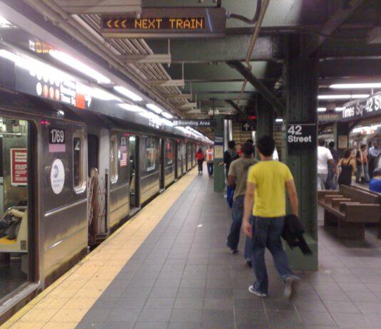 Ubriaca cade sui binari della metro le passano sopra 3 treni, salva