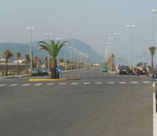 Litigano per un cane a Gioia Tauro, donna accoltellata rischia di perdere un braccio