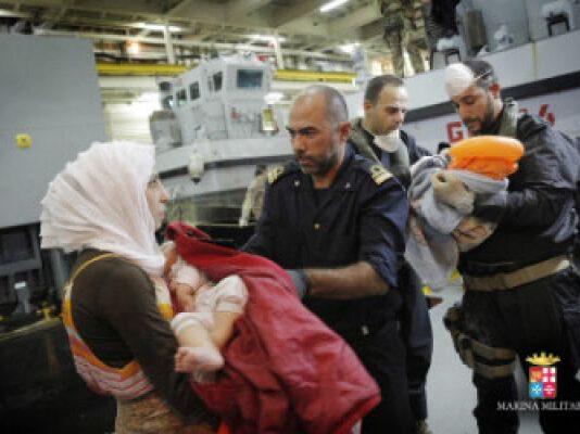Sbarchi immigrati clandestini, 10 militari della Marina positivi alla tubercolosi