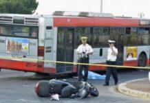 Donna muore schiacciata da un bus