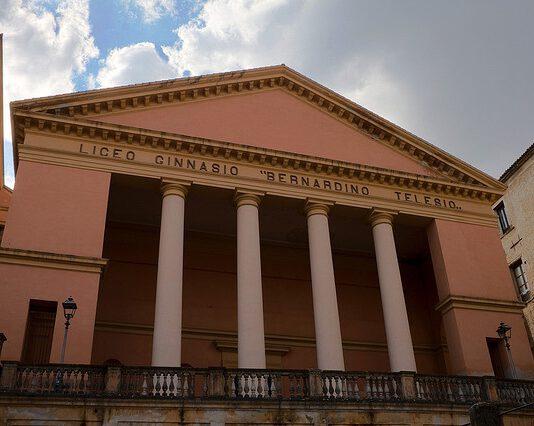 Figlia bocciata in Liceo calabrese, vicepreside picchiata dai genitori