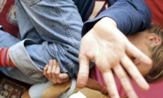 Picchiava e violentava il figlio, padre arrestato