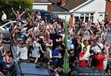 200 persone bloccano lo sfratto di un malato di cancro