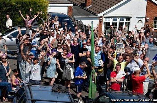 200 persone bloccano lo sfratto di un malato di cancro