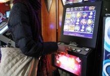 Gioia Tauro, donna perde alle slot machine e costringe il figlio a rubare