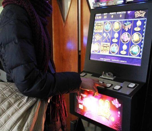 Gioia Tauro, donna perde alle slot machine e costringe il figlio a rubare