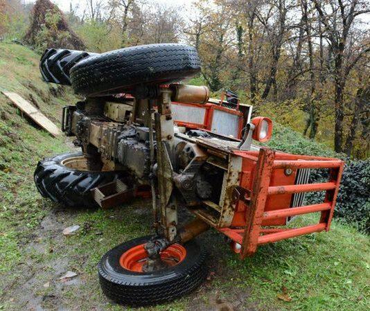 Nicotera, morte atroce per un agricoltore. Schiacciato da un trattore