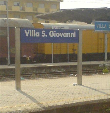 Aggrediscono capo treno a Villa San Giovanni, arrestati due giovani dopo inseguimento