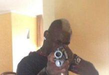Balotelli minaccia con un fucile i critici