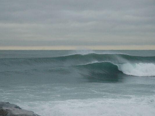 Finanziere salva il figlio di 10 anni dalle onde e muore trascinato dalle correnti
