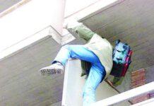 Marito si arrampica su palazzo e moglie fa il palo, arrestata coppia reggina per furto in appartamento