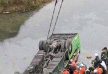 Scuolabus precipita in un lago, 8 bambini morti