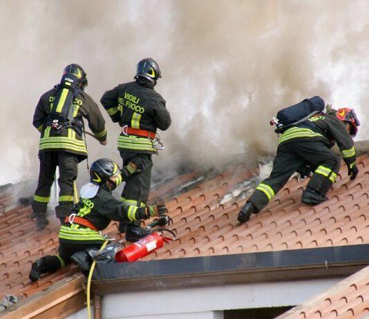 Scoppio in casa per fuga gas, donna ferita