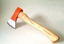 Mammola, pensionato taglia un dito alla convivente con una scure