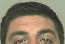 Lascia il figlio di 6 settimane al compagno, lui la rassicura e poi uccide il bimbo