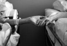 Marito e moglie muoiono mano nella mano dopo 62 anni di matrimonio