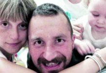 Uccide la figlia di 18 mesi a coltellate perchè piangeva, salvato dal linciaggio