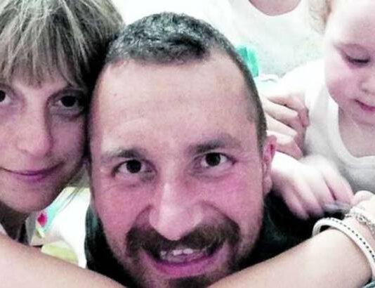 Uccide la figlia di 18 mesi a coltellate perchè piangeva, salvato dal linciaggio